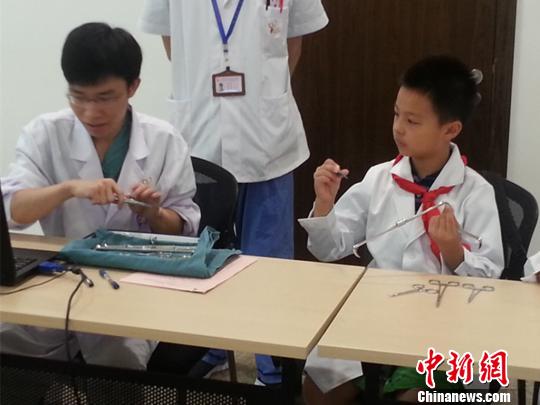 兒童暑期“職業(yè)體驗(yàn)” 醫(yī)生、警察職業(yè)受熱捧