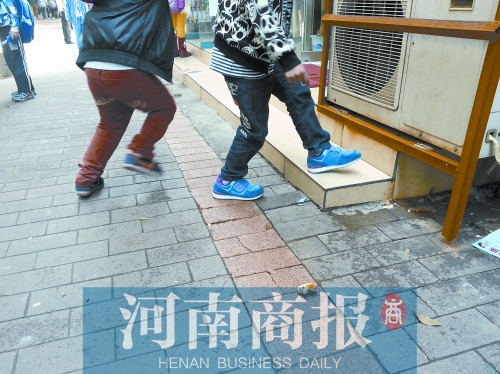 路邊，兩個小學生正在扔“臭屁炸彈