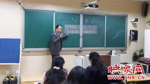 王老師指導書寫要領(lǐng)