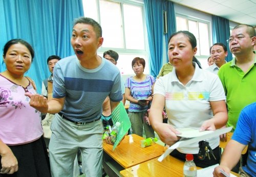 小升初“復(fù)議”現(xiàn)場(chǎng)，一些孩子被分得“遠(yuǎn)”的家長(zhǎng)討說(shuō)法
