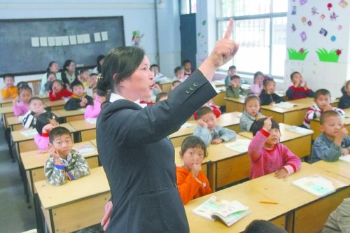 不到上小學(xué)年齡的孩子，只得在幼兒園復(fù)讀或者上“幼小銜接班”