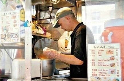紐約哥大門口，顧客排長隊買他的肉夾饃