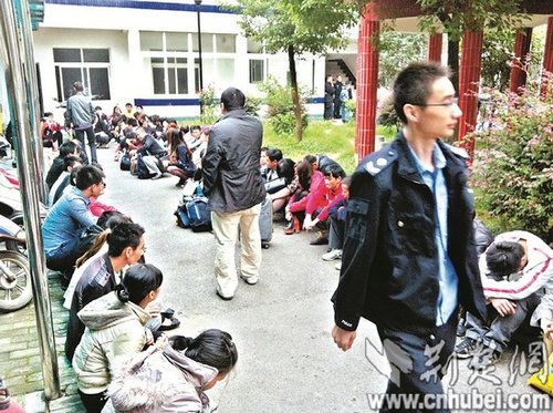 派出所院子里，擠滿了被解救的傳銷(xiāo)人員