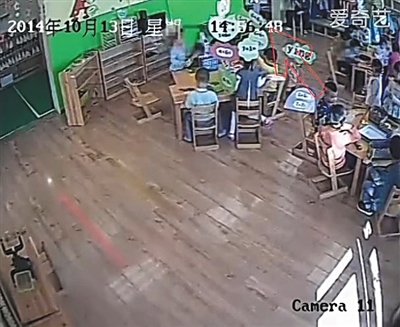 幼兒園監(jiān)控畫(huà)面顯示，小健曾被推搡、拉扯（紅箭頭處）