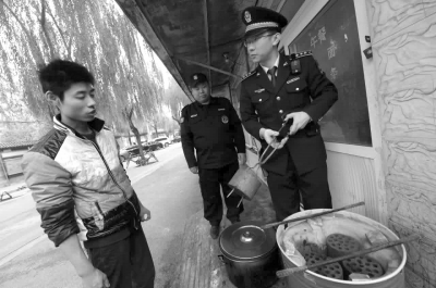 一餐館違規(guī)使用煤爐，被麥子店城管隊責(zé)令停止，并限期清除所屯的蜂窩煤