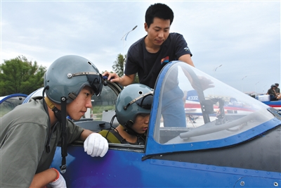 8月26日，來自吉林、湖北、山東的青少年航空學校的高中學生，進行了首次飛行體驗活動