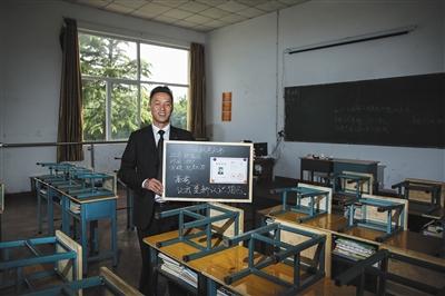 　張俊成，41歲，曾是北京大學(xué)的一名保安。1995年，通過成人高考，考上了北京大學(xué)法律系(專科)，被媒體稱為“北大保安高考第一人”，現(xiàn)為長(zhǎng)治市一所中等職校的校長(zhǎng)