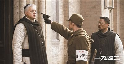 梅甘（左）、安西滿（右）與日本兵對峙的一幕。