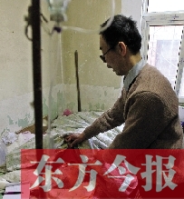 54歲的老楊把自己當(dāng)做護士，不離不棄照顧著已成“植物人”的母親