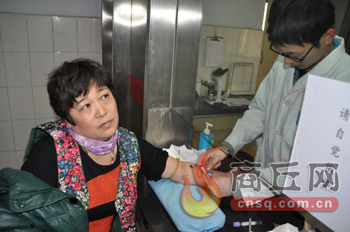 劉艷平的血樣和浙江省一位患者成功配型，1月15日下午3點，醫(yī)護人員正在為劉艷平再次抽取血樣