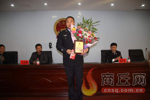 高兵雷是睢陽區(qū)檢察院一位檢察干警，在去鄭州捐獻造血干細(xì)胞時，他所在的單位為他組織了熱烈的歡送儀式