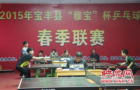 2月22日，河南省寶豐縣兩名乒乓球參賽選手在比賽中激烈角逐。