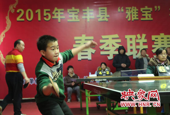 2月22日，乒乓球參賽選手在河南省寶豐陽光青少年俱樂部迎新春乒乓球春季聯(lián)賽，選手在比賽中激烈角逐。
