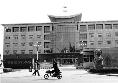 10月29日，河北滄州市獻(xiàn)縣國稅局。10月底，一些企業(yè)主被叫到國稅局談“交稅”問題。新京報(bào)記者 孟祥超 攝