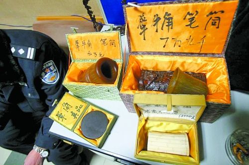 這些商品被暫扣，并根據(jù)鑒定情況對(duì)販賣者依法處罰。 記者 閆化莊 攝