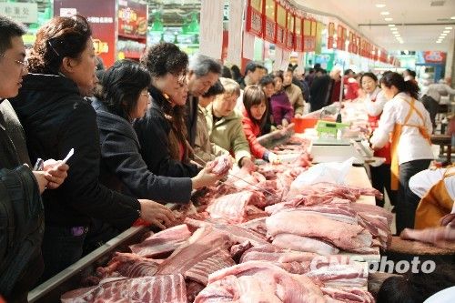 資料圖。1月份CPI等經(jīng)濟(jì)數(shù)據(jù)將于今天發(fā)布。多家機(jī)構(gòu)預(yù)計(jì)，受春節(jié)“錯(cuò)位”因素及豬肉價(jià)格回落影響，1月CPI同比漲幅在1.8%左右。從各機(jī)構(gòu)發(fā)布的報(bào)告來看，從2月開始，CPI或?qū)⑦M(jìn)入新一輪上行周期。