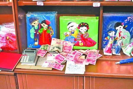 2012年6月21日，在朝鮮羅先特別市的一家商店里，柜臺上散落著一些人民幣。在朝鮮，人民幣比本國的貨幣更受歡迎。 CFP供圖
