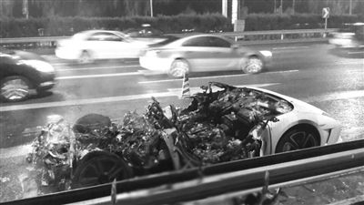 蘭博基尼自燃后報(bào)廢?！∥⒉┚W(wǎng)友 SCC寬寬 攝