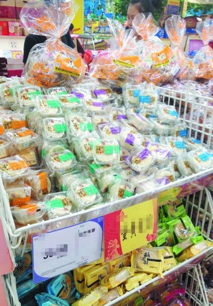 市場月餅多數(shù)都用塑料托 市場月餅多數(shù)都用塑料托