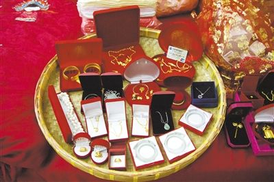 10月1日，王小姐在廣東汕頭舉行婚禮，她的彩禮包括3個玉鐲、多個金戒指及一張銀行卡。新京報記者 吳振