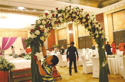 10月5日，北京萬達索菲特酒店，婚宴剛剛結(jié)束。新人介紹，一場婚宴花掉父母20萬元。新京報記者 尹亞飛