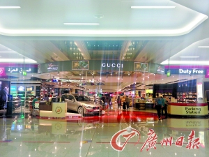 　迪拜機(jī)場的免稅店是不少人的血拼地。