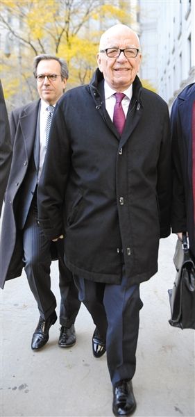 　20日，默多克走出法庭。