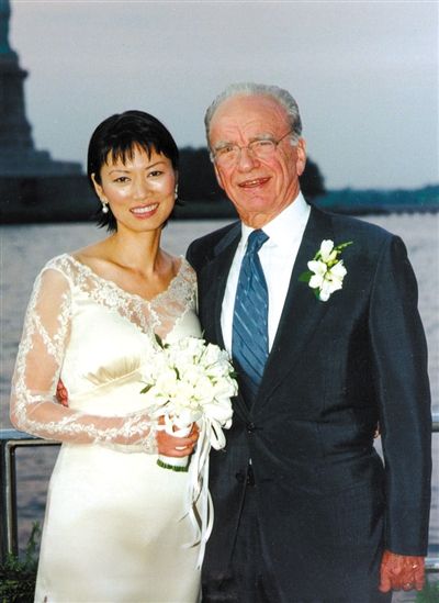 1999年6月，68歲的默多克與30歲的鄧文迪結婚。
