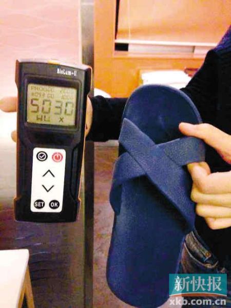 ■記者測試的嶺南佳園酒店膠拖鞋細菌總數(shù)高達5030RLUs。