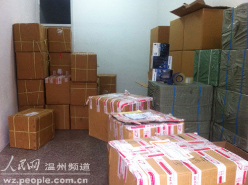 圖為羅某造假倉(cāng)庫(kù)里已打包準(zhǔn)備發(fā)貨的假剃須刀成品 圖為羅某造假倉(cāng)庫(kù)里已打包準(zhǔn)備發(fā)貨的假剃須刀成品