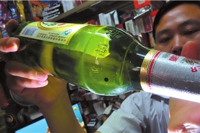 這瓶未開封的燕京啤酒內(nèi)有一顆黑色懸浮物。京華時(shí)報(bào)記者 徐曉帆 攝