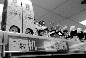 永旺超市里，兒童醬油價(jià)格不菲且品種繁多，但買的顧客較少。信息時(shí)報(bào)記者 郭柯堂 攝