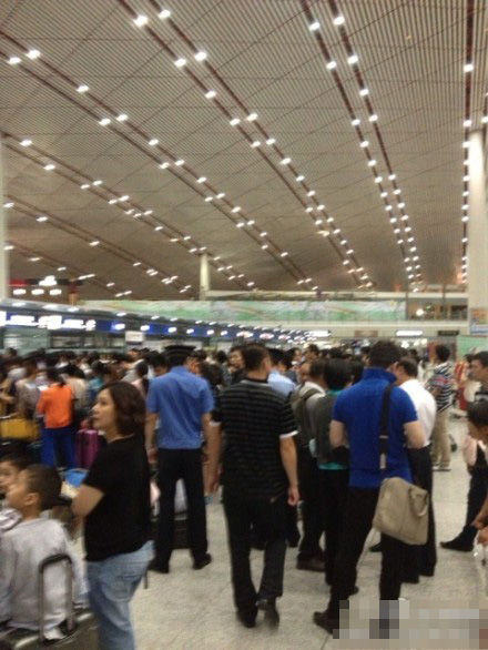 國(guó)航航班取消兩百乘客無人管