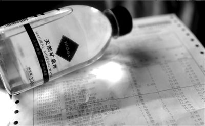 長綠苔的礦泉水和超市購物清單。 京華時報記者 王苡萱 攝