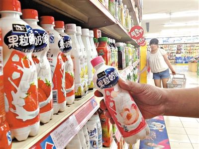 昨日，勁松京客隆超市貨架上，可口可樂果粒奶優(yōu)仍在售。可口可樂公司昨日發(fā)表聲明稱，已使用25公斤可能受到肉毒桿菌污染的乳粉，用于生產(chǎn)個(gè)別批次的美汁源果粒奶優(yōu)。新京報(bào)記者 韓萌 攝