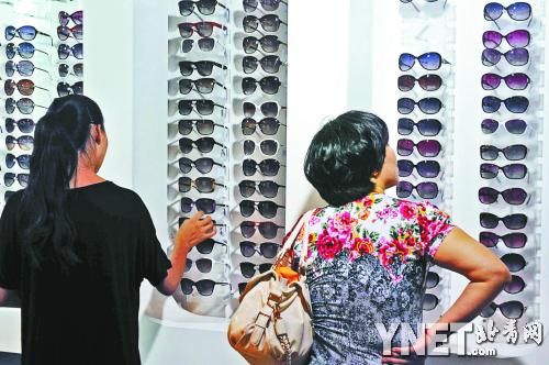 進入暑期之后，眼鏡市場迎來了學生的換鏡高峰