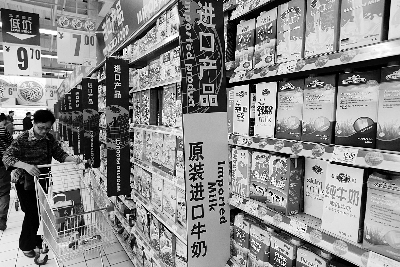 在通州某超市，進(jìn)口奶粉、純牛奶打出“原裝進(jìn)口”的招牌吸引消費(fèi)者購買 攝/法制晚報(bào)記者 黑克