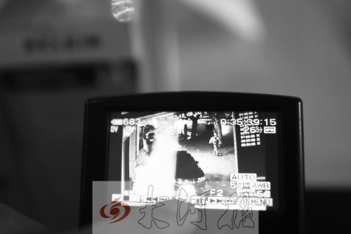 人民路上的這家商店,夜間疑被一男子隔著門(mén)縫用長(zhǎng)竿偷走一臺(tái)蘋(píng)果ipad air。