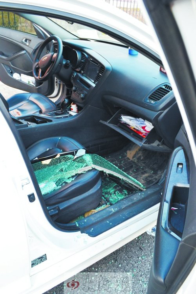 車玻璃被砸碎，車內(nèi)被翻動(dòng)。