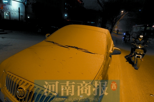拆遷現(xiàn)場，途經(jīng)的汽車遭了殃，落了厚厚一層灰