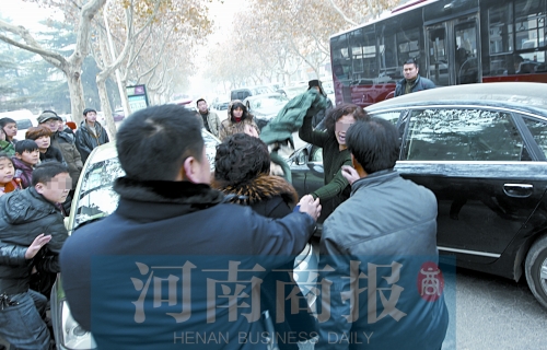 兩名女子廝打在一起，民警上前勸架