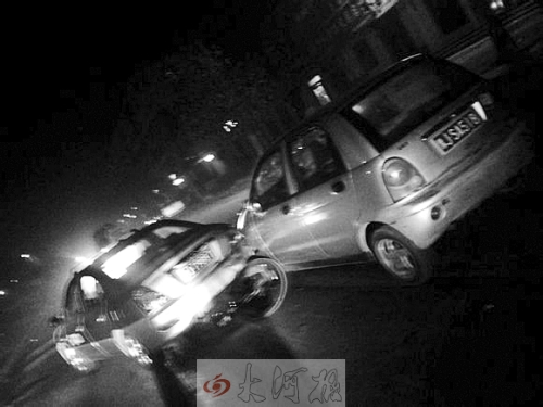 撞上出租車QQ才停下，兩車間還夾著一輛自行車。