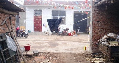 辦喜事扯的彩條還沒有褪色，這個農(nóng)家小院就發(fā)生了慘案。