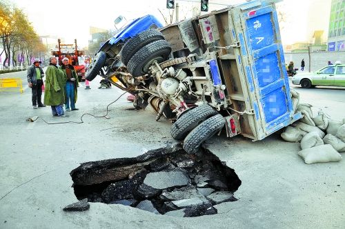 出事的卡車上，拉了十幾噸的水泥市民供圖