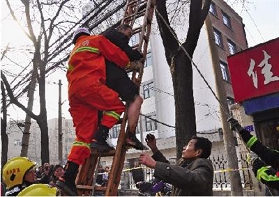 老漢右腿燒傷，樹下扔了一只燒焦的鞋