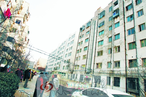鄭州市瑞達(dá)路啟明村小區(qū)一戶居民家中（紅圈標(biāo)示處），天然氣發(fā)生爆炸。