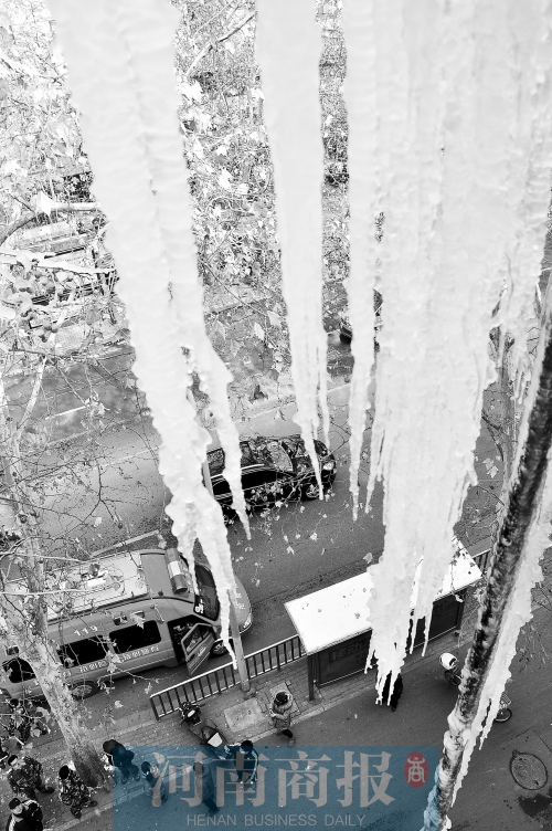 冰掛直指地面，知情的路人不得不繞道而過