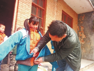 新鄉(xiāng)“老兵車隊(duì)”空降山區(qū) 給孩子們送溫暖 新鄉(xiāng)“老兵車隊(duì)”空降山區(qū) 給孩子們送溫暖