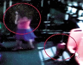 去年10月份的一天，一名女乘客打著電話下了車，包丟在了車上。(翻拍視頻)