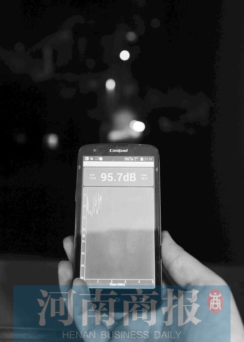 在黃先生家中，測得噪音為95.7分貝